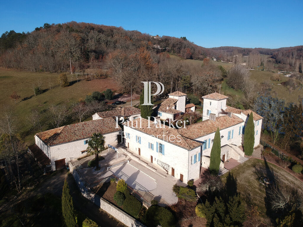Prestigious residence, swimming pool, on more than 15 hectares closed with a pond and a source - 3605393PEMM
