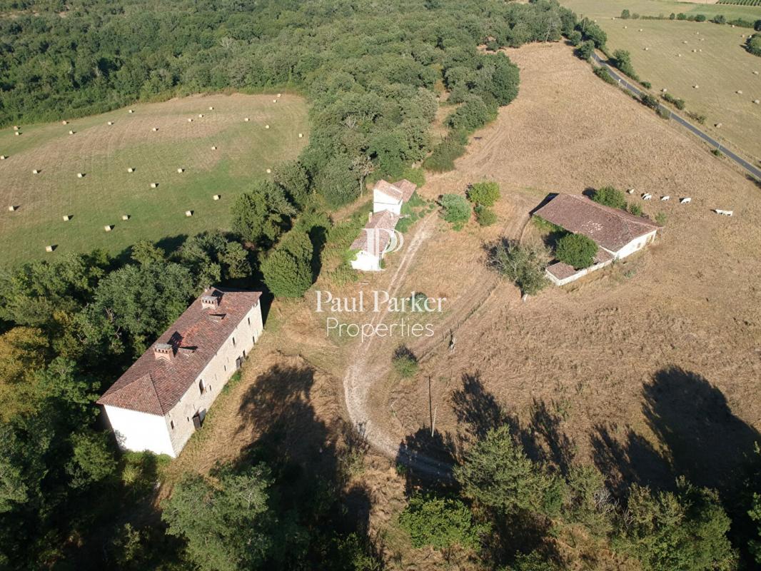 Manoir du 13ème avec une longère, pigeonnier et grange sur plus de 13Ha - 4267323PEMM