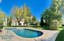 Au nord Aix-En-Provence Villa post moderne pour villégiature familiale 10 pièce(s) 248.50 m2 / 5 chambres + 1 studio / 4225 m2 terrain - 4296303PCML