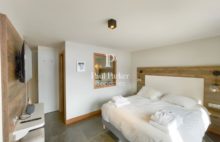 Demeure de prestige CHALET à MONTGENÈVRE   Alpes du Sud 8 pièce(s) 190 m2  surface habitable / 4 Chambres +1 Suite /  2 Terrasses + Jacuzzi / Séjour cuisine 62 m2/ Garage X2 - 4304123PCML