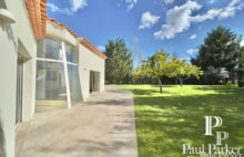 Au nord Aix-En-Provence Villa post moderne pour villégiature familiale 10 pièce(s) 248.50 m2 / 5 chambres + 1 studio / 4225 m2 terrain - 4296303PCML