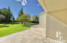 Au nord Aix-En-Provence Villa post moderne pour villégiature familiale 10 pièce(s) 248.50 m2 / 5 chambres + 1 studio / 4225 m2 terrain - 4296303PCML