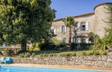 Château authentique du XIIIe siècle avec trois gîtes, piscine et 2 ha - 