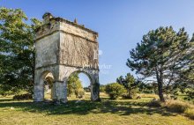 Château authentique du XIIIe siècle avec trois gîtes, piscine et 2 ha - 