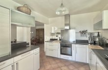 Aix-en-Provence – Élégante villa de villégiature avec piscine lagon, à proximité immédiate de l&rsquo;Archevêché et du parking Pasteur /10 pièce(s) 220 m2  de surface  habitable / 1 suite  parentale + 4 Chambres + 1 Studio + 4 Sde +  Piscine / Terrain  jardin 1 - 4417293PCML