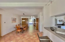 Aix-en-Provence – Élégante villa de villégiature avec piscine lagon, à proximité immédiate de l&rsquo;Archevêché et du parking Pasteur /10 pièce(s) 220 m2  de surface  habitable / 1 suite  parentale + 4 Chambres + 1 Studio + 4 Sde +  Piscine / Terrain  jardin 1 - 4417293PCML