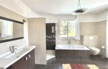 Aix-en-Provence – Élégante villa de villégiature avec piscine lagon, à proximité immédiate de l&rsquo;Archevêché et du parking Pasteur /10 pièce(s) 220 m2  de surface  habitable / 1 suite  parentale + 4 Chambres + 1 Studio + 4 Sde +  Piscine / Terrain  jardin 1 - 4417293PCML