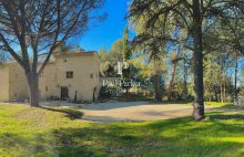 Demeure de prestige Lourmarin – Mas XVIIIème de caractère  – trame contemporaine 198 m2  surfaces  / Terrain 6000 m2 / 4 chambres / 1 studio 19 m2 / 1 annexe 20+  m2 - 4329143PCML