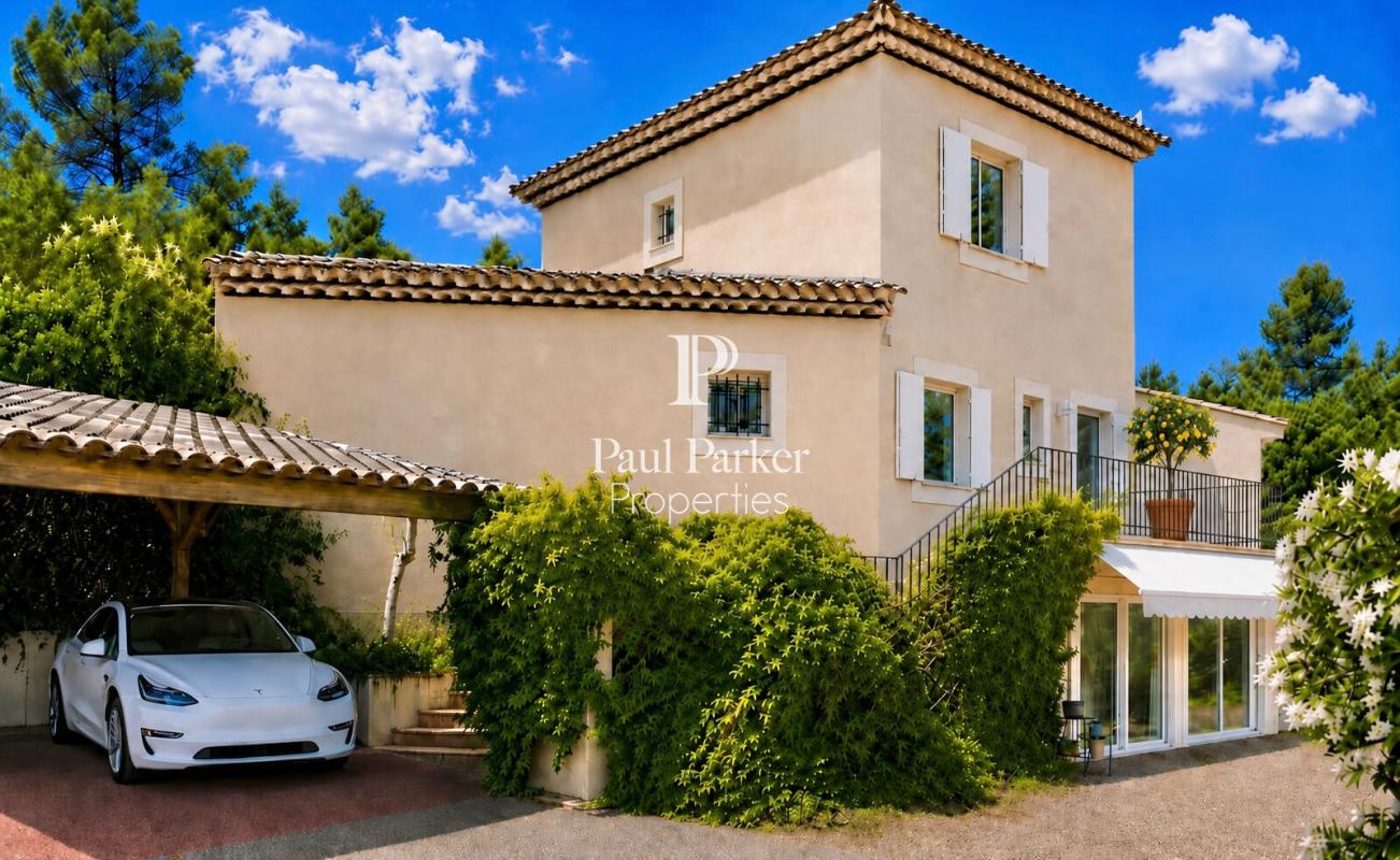 Exclusivité : AIX-EN-PROVENCE NORD / SAINT-ESTÈVE-JANSON  5 chambres / 290 m² habitables / Jardin paysager de 1 470 m² /  Piscine / DPE A / Une maison de villégiature familiale au coeur de la Provence - 4554683PCML