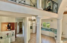 Exclusivité : AIX-EN-PROVENCE NORD / SAINT-ESTÈVE-JANSON  5 chambres / 290 m² habitables / Jardin paysager de 1 470 m² /  Piscine / DPE A / Une maison de villégiature familiale au coeur de la Provence - 4554683PCML