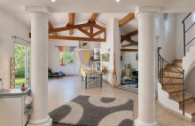 Exclusivité : AIX-EN-PROVENCE NORD / SAINT-ESTÈVE-JANSON  5 chambres / 290 m² habitables / Jardin paysager de 1 470 m² /  Piscine / DPE A / Une maison de villégiature familiale au coeur de la Provence - 4554683PCML