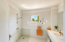 Exclusivité : AIX-EN-PROVENCE NORD / SAINT-ESTÈVE-JANSON  5 chambres / 290 m² habitables / Jardin paysager de 1 470 m² /  Piscine / DPE A / Une maison de villégiature familiale au coeur de la Provence - 4554683PCML