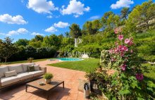 Exclusivité : AIX-EN-PROVENCE NORD / SAINT-ESTÈVE-JANSON  5 chambres / 290 m² habitables / Jardin paysager de 1 470 m² /  Piscine / DPE A / Une maison de villégiature familiale au coeur de la Provence - 4554683PCML
