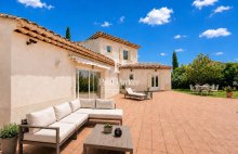 Exclusivité : AIX-EN-PROVENCE NORD / SAINT-ESTÈVE-JANSON  5 chambres / 290 m² habitables / Jardin paysager de 1 470 m² /  Piscine / DPE A / Une maison de villégiature familiale au coeur de la Provence - 4554683PCML