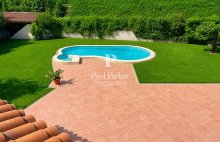 Exclusivité : AIX-EN-PROVENCE NORD / SAINT-ESTÈVE-JANSON  5 chambres / 290 m² habitables / Jardin paysager de 1 470 m² /  Piscine / DPE A / Une maison de villégiature familiale au coeur de la Provence - 4554683PCML