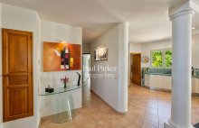 Exclusivité : AIX-EN-PROVENCE NORD / SAINT-ESTÈVE-JANSON  5 chambres / 290 m² habitables / Jardin paysager de 1 470 m² /  Piscine / DPE A / Une maison de villégiature familiale au coeur de la Provence - 4554683PCML