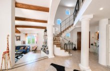Exclusivité : AIX-EN-PROVENCE NORD / SAINT-ESTÈVE-JANSON  5 chambres / 290 m² habitables / Jardin paysager de 1 470 m² /  Piscine / DPE A / Une maison de villégiature familiale au coeur de la Provence - 4554683PCML