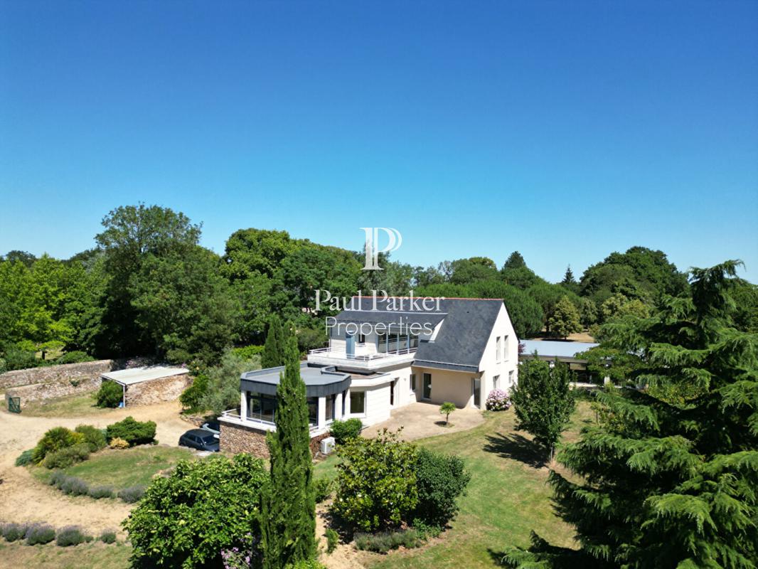 Maison contemporaine de 244 m² avec piscine couverte La Chapelle Saint Laud - 456257.3PADR