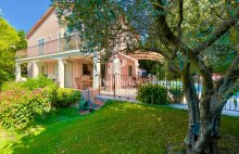Aix-en-Provence – Villa rénovée de villégiature avec piscine lagon, à proximité de l&rsquo;Archevêché et du parking Pasteur /10 pièce(s) 220 m2  de surface  habitable / 1 suite  parentale + 4 Chambres + 1 Studio + 4 Sde +  Piscine / Terrain  jardin  1050 m2 /En - 4417293PCML
