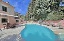Aix-en-Provence – Villa rénovée de villégiature avec piscine lagon, à proximité de l&rsquo;Archevêché et du parking Pasteur /10 pièce(s) 220 m2  de surface  habitable / 1 suite  parentale + 4 Chambres + 1 Studio + 4 Sde +  Piscine / Terrain  jardin  1050 m2 /En - 4417293PCML
