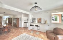 Aix-en-Provence – Villa rénovée de villégiature avec piscine lagon, à proximité de l&rsquo;Archevêché et du parking Pasteur /10 pièce(s) 220 m2  de surface  habitable / 1 suite  parentale + 4 Chambres + 1 Studio + 4 Sde +  Piscine / Terrain  jardin  1050 m2 /En - 4417293PCML