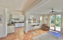 Aix-en-Provence – Villa rénovée de villégiature avec piscine lagon, à proximité de l&rsquo;Archevêché et du parking Pasteur /10 pièce(s) 220 m2  de surface  habitable / 1 suite  parentale + 4 Chambres + 1 Studio + 4 Sde +  Piscine / Terrain  jardin  1050 m2 /En - 4417293PCML