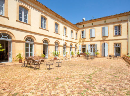 Chateau XVIIIe; 27 pièces; 12 chambres; 973 m2; Parc 12 500 m2; à 30 mins de Toulouse-Blagnac; à 7 mins Montech; 82600 - 3106013PENL