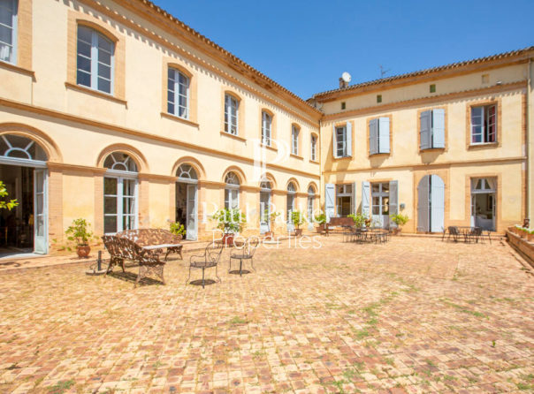 Chateau XVIIIe; 27 pièces; 12 chambres; 973 m2; Parc 12 500 m2; à 30 mins de Toulouse-Blagnac; à 7 mins Montech; 82600 - 3106013PENL