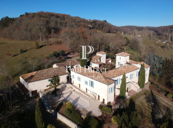 Prestigious residence, swimming pool, on more than 15 hectares closed with a pond and a source - 1.3248223PEMM