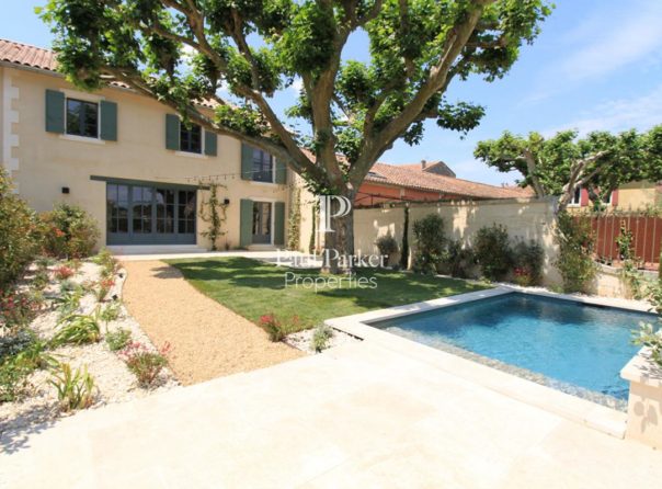 Proche Saint Rémy de Provence: Mas de village avec jardin et piscine - 3320103PUVE